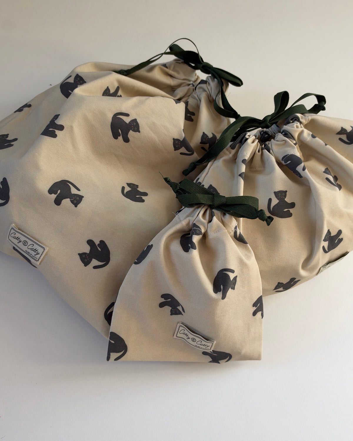【POPUP先行/10.16 NEW】Catty&Catty LITTLE CAT CLUB DRAWSTRING POUCH TRIO