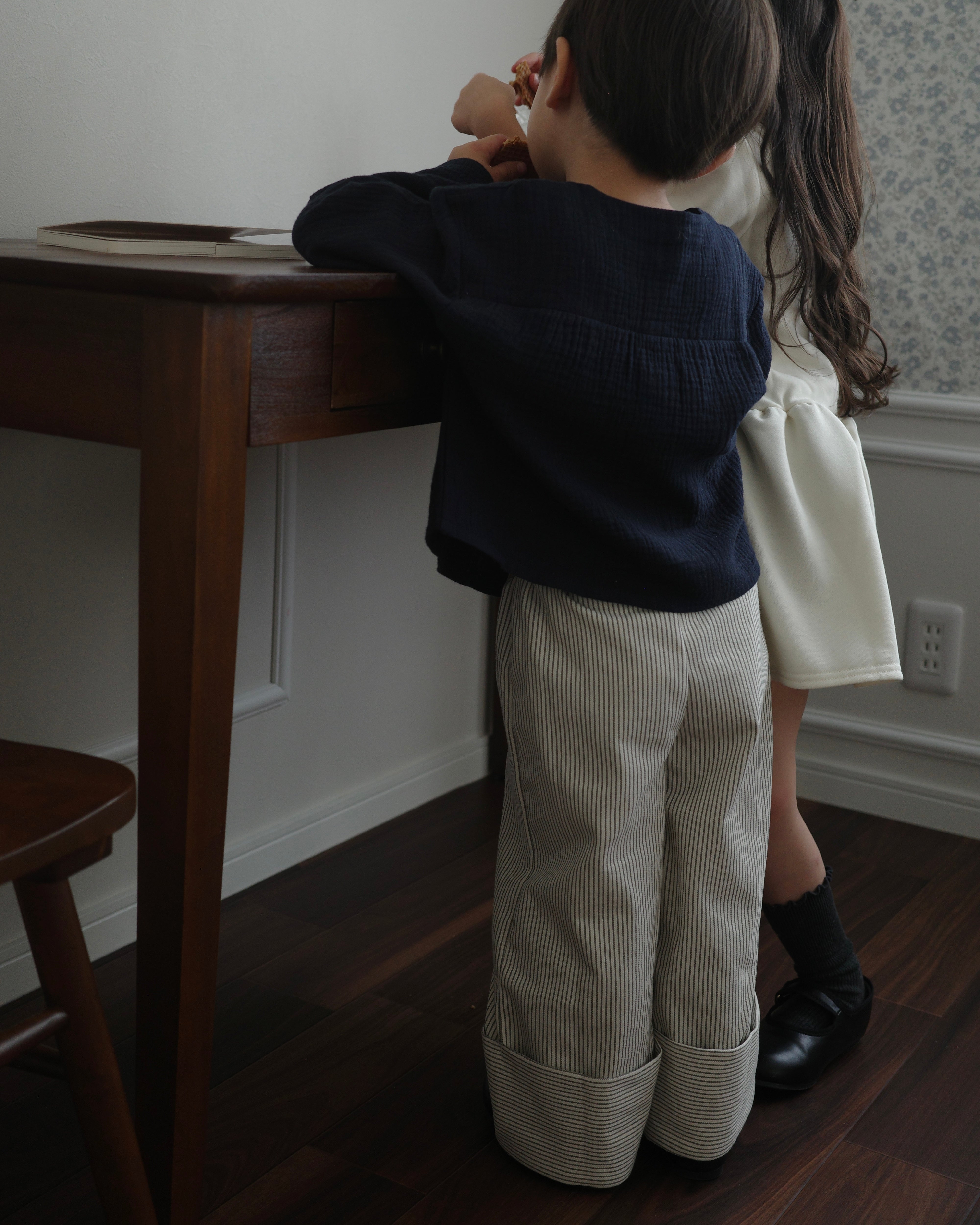 Sable border loose pants