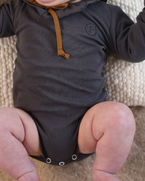 【2026 s/s 1st delivery】POIMERI charcoal frill rompers