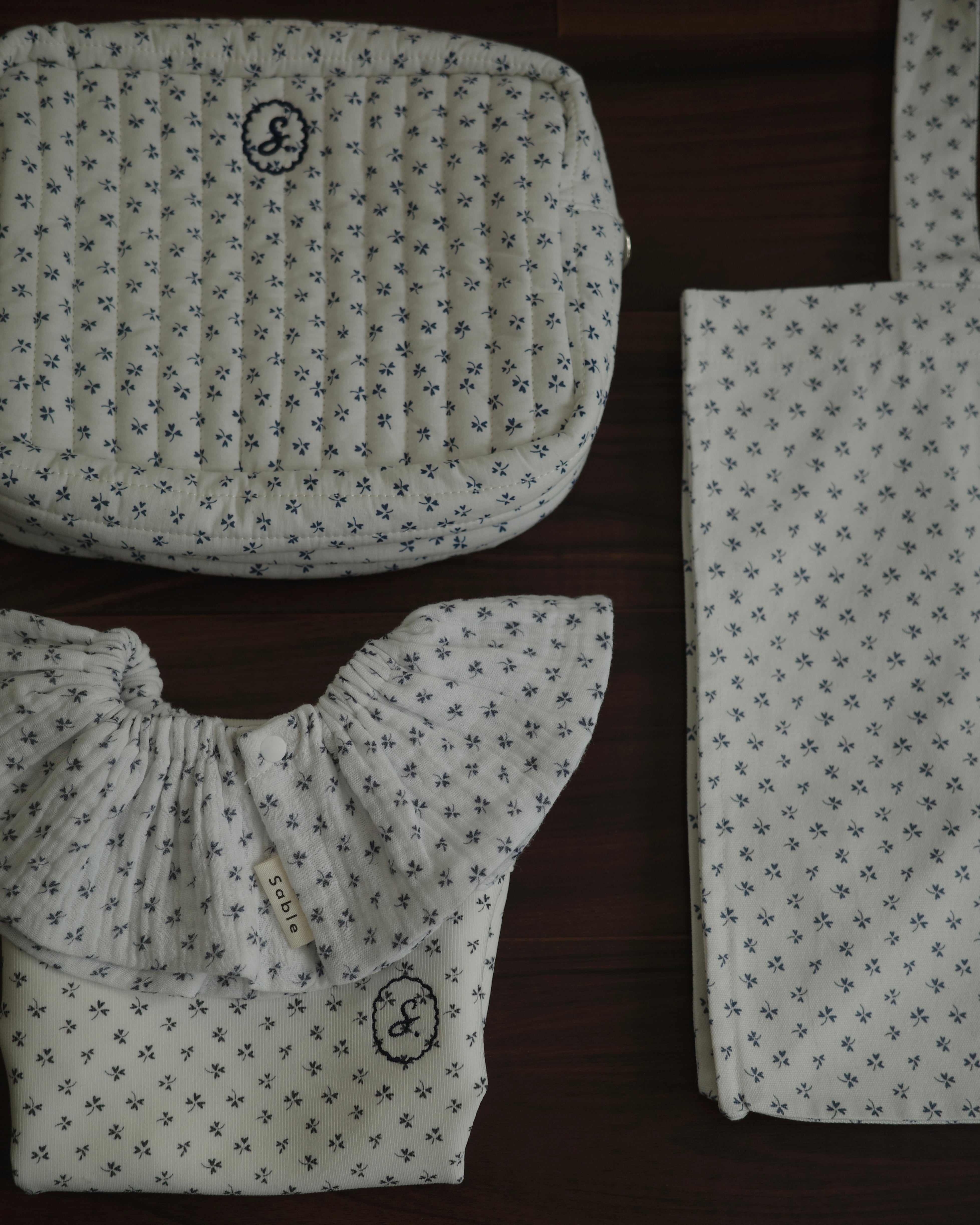 Sable clover bib