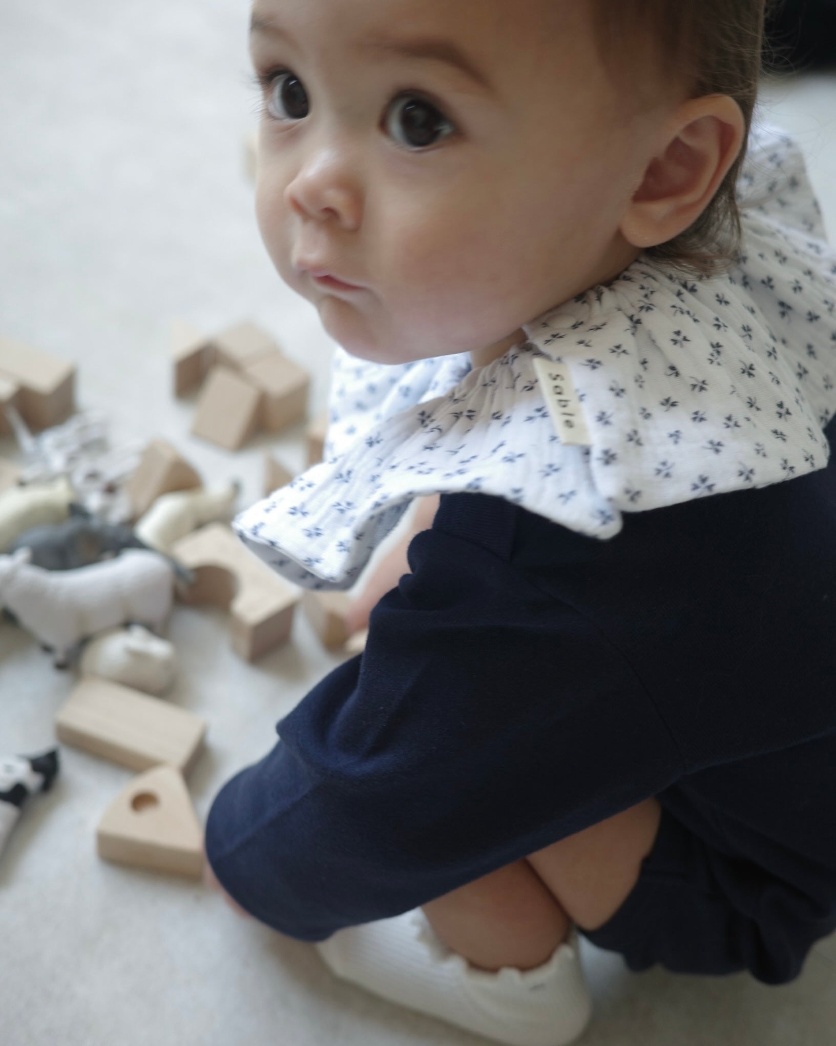 Sable clover bib