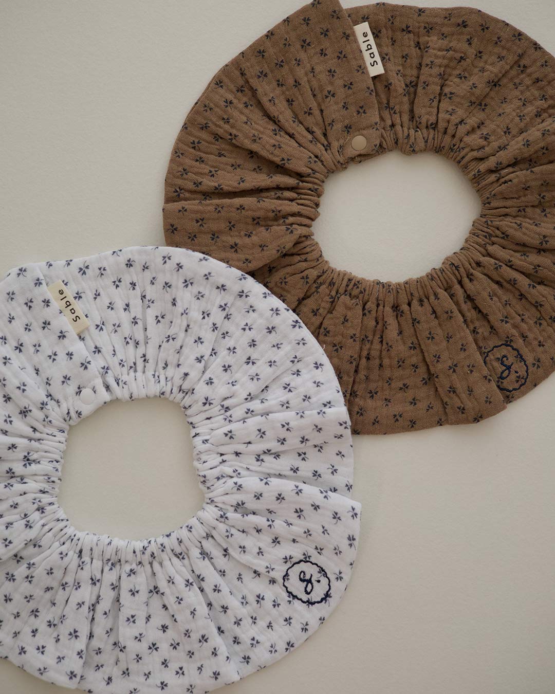 Sable clover bib